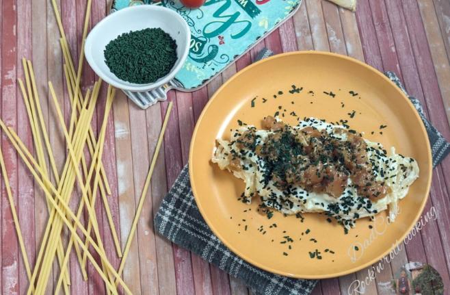 Pasta con ricotta, tartare di tonno e Spirulina in scaglie