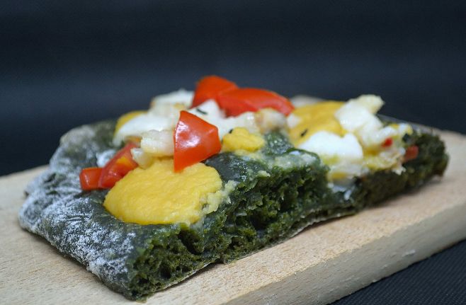 Pinsa alla spirulina con crema di ceci e baccalà