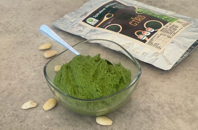 Pesto di rucola, tofu e spirulina in scaglie