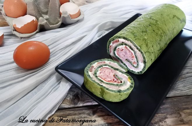 Rotolo di frittata con prosciutto e formaggio