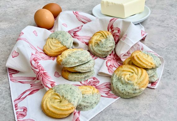 Biscotti di frolla montata con glassa alla Spirulina