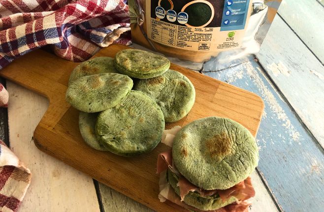 Focaccine verdi alla Spirulina con Crudo e Formaggio