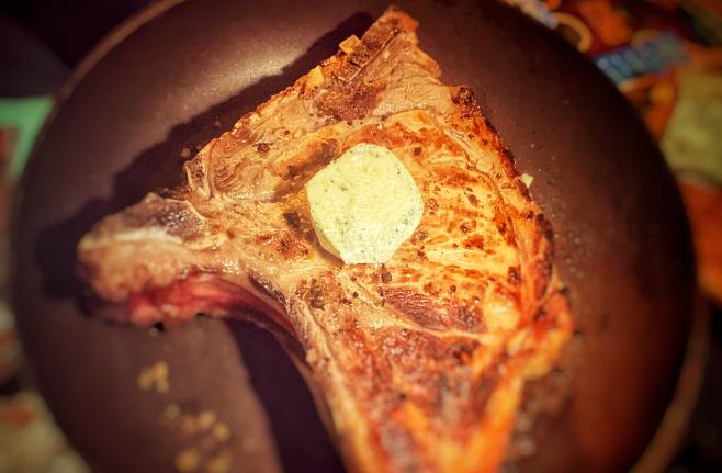 Pan Seared Steak con Burro aromatizzato alla Spirulina