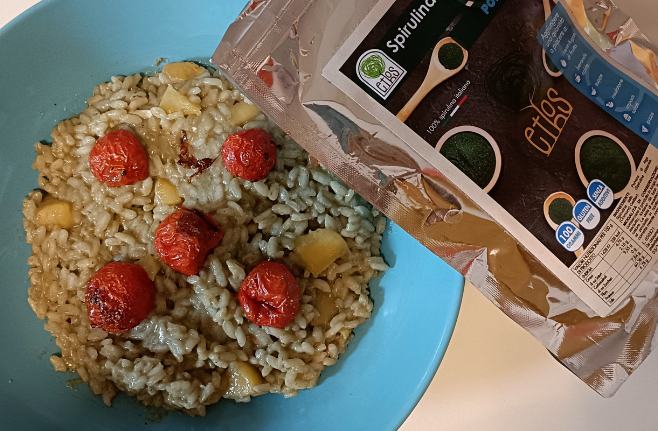 Risotto Spirulina, gorgonzola e mele