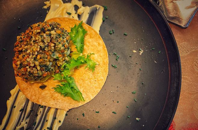 Tostada di uovo fritto in crosta di frutta secca e Spirulina