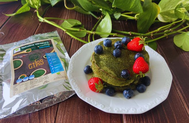 Pancake alla Spirulina con sciroppo d'agave e frutti di bosco