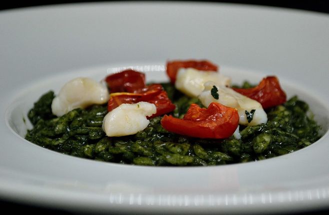 Risotto tricolore alla spirulina, platessa e pomodorini confit.