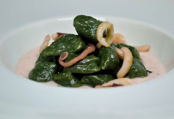 Gnocchi alla Spirulina e calamari