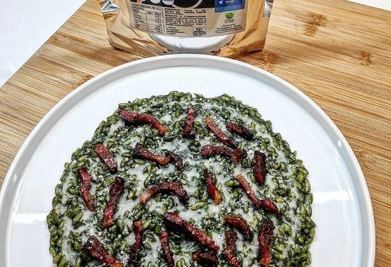 Risotto alla Spirulina con crema di gorgonzola e guanciale