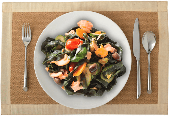 Tagliatelle alla Spirulina con verdure saltate e salmone affumicato